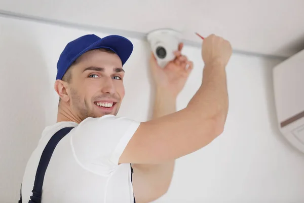 Technician fixing camera — Stock Photo, Image