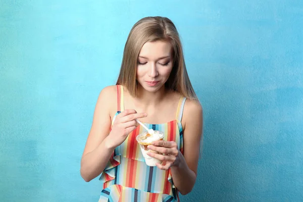 Mujer con helado — Foto de Stock