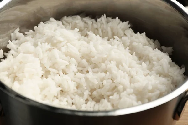 Μαγειρεμένο ρύζι στην κατσαρόλα — Φωτογραφία Αρχείου