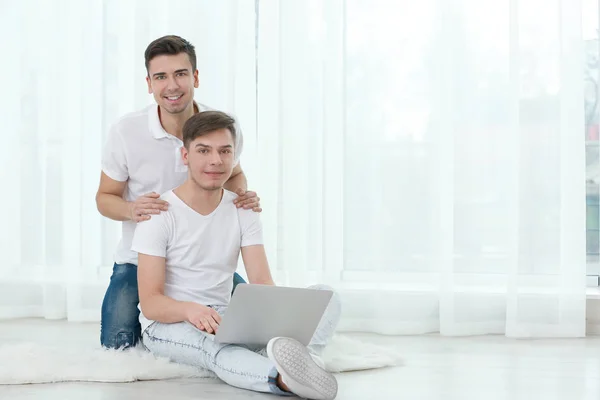 Gelukkig gay paar — Stockfoto