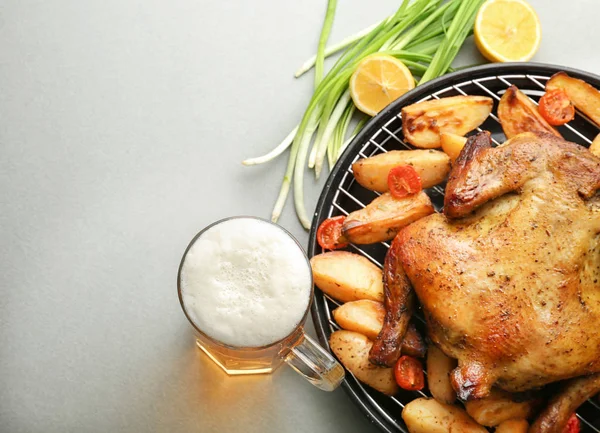 Grilled beer can chicken — Stock Photo, Image