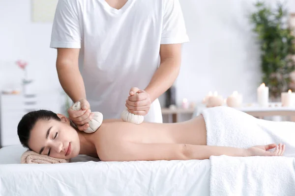 Vrouw ontvangen van massage — Stockfoto