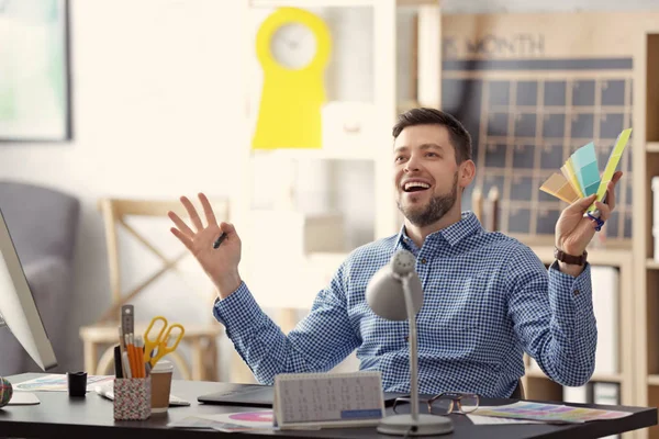 Joven diseñador de trabajo —  Fotos de Stock