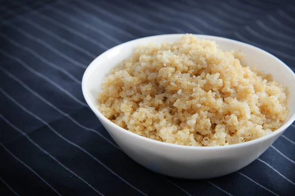 Chicchi di quinoa bianca biologica — Foto Stock