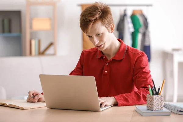 Adolescente trabalhando com laptop enquanto faz aulas em casa — Fotografia de Stock