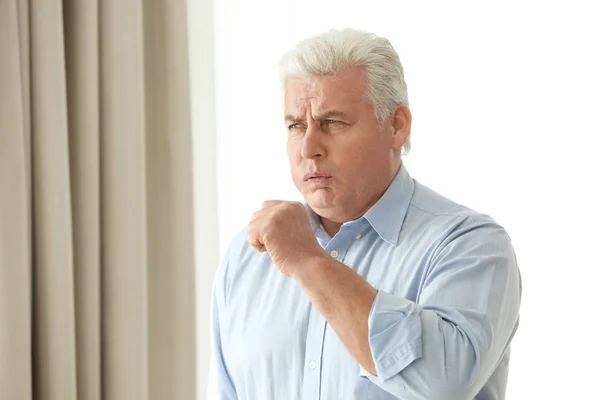 Hombre maduro con alergia en casa — Foto de Stock