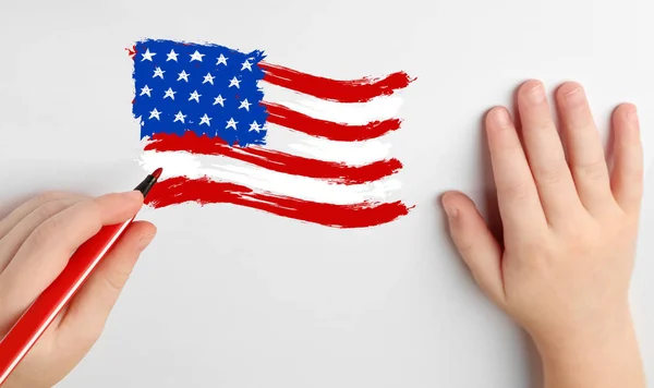 Niño pequeño dibujando bandera de EE.UU. sobre fondo blanco — Foto de Stock