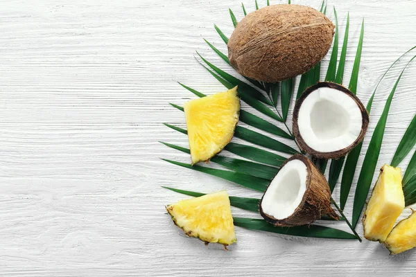 Samenstelling van verse ananas segmenten en kokosnoten — Stockfoto