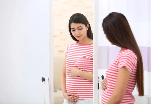 Beautiful pregnant woman — Stock Photo, Image