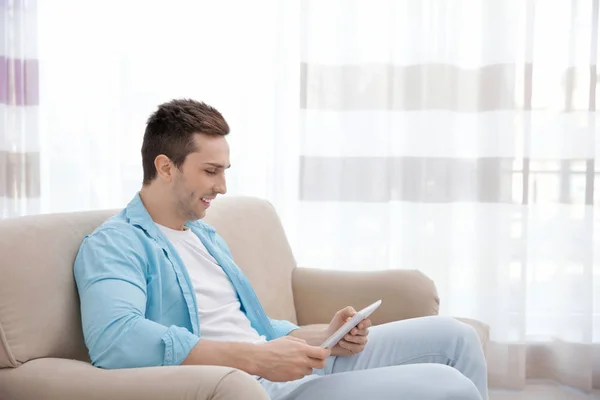 Jeune homme reposant sur le canapé — Photo