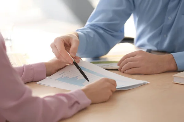 Jonge managers bespreken kwesties in office, close-up — Stockfoto