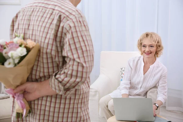 Hombre ocultando flores para esposa — Foto de Stock