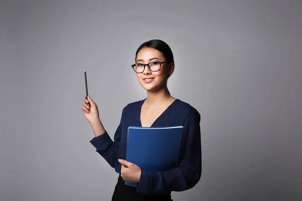 Porträtt av asiatiska kvinnlig lärare — Stockfoto