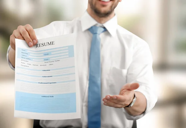 Geschäftsführer Schlägt Vor Lebenslauf Auszufüllen — Stockfoto