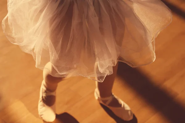 Las piernas de la pequeña bailarina — Foto de Stock
