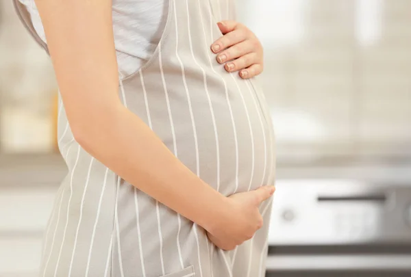 Zwangere vrouw raakt buik — Stockfoto