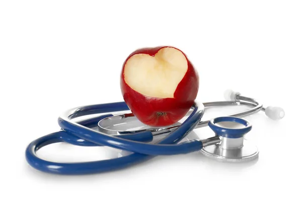 Pomme avec coupe en forme de cœur et stéthoscope — Photo