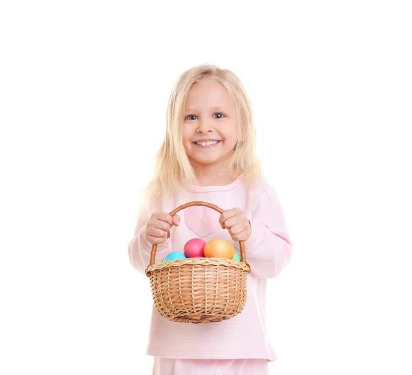 Meisje met rieten mand met paaseieren — Stockfoto