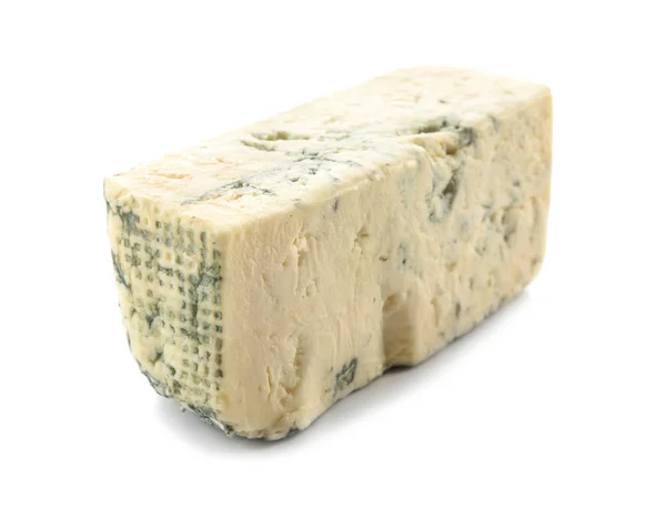 Pedazo de sabroso queso sobre fondo blanco — Foto de Stock