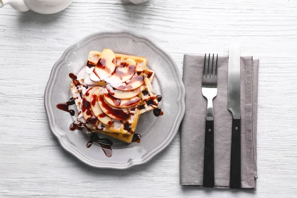 Deliciosos gofres con rodajas de manzana — Foto de Stock