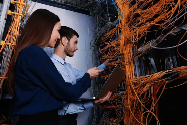 Ingenieros en la sala de servidores — Foto de Stock
