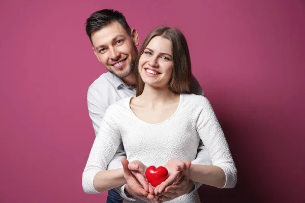 Feliz jovem casal — Fotografia de Stock