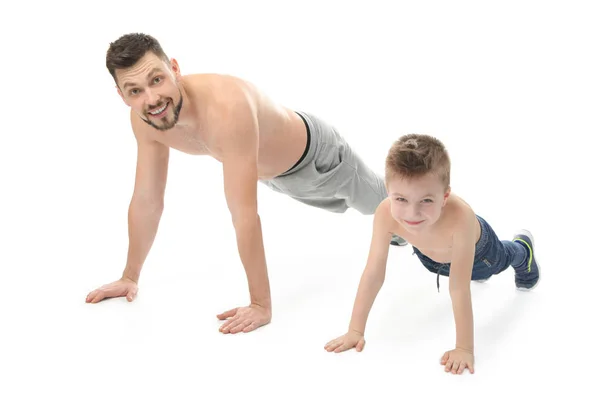 Красивый мужчина тренируется с сыном — стоковое фото