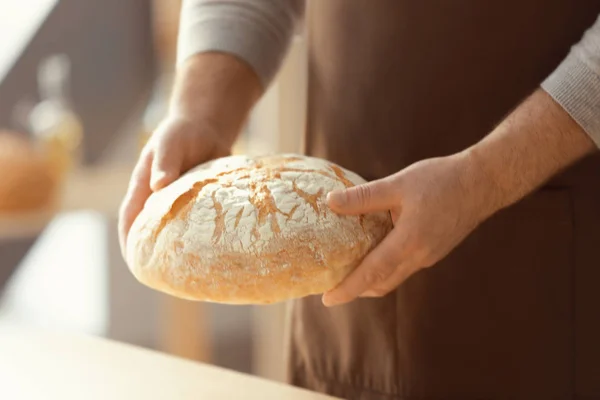 Chef masculino com pão — Fotografia de Stock