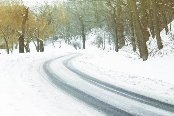 Vestígios de pneus na estrada coberta de neve — Fotografia de Stock