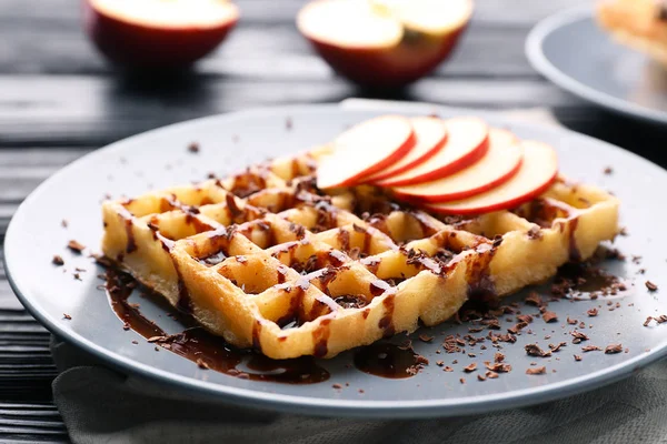 Leckere Waffeln mit Apfelscheiben — Stockfoto