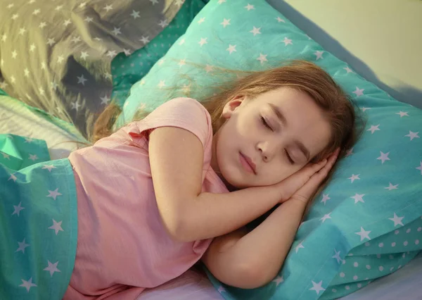 可爱的小女孩睡在床上 — 图库照片