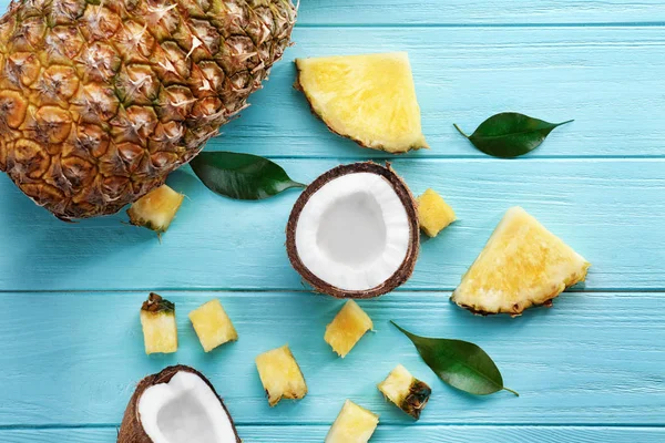Zusammensetzung aus frischer Kokosnuss und Ananas — Stockfoto