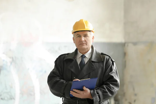 Ajustador de seguro en habitación devastada — Foto de Stock