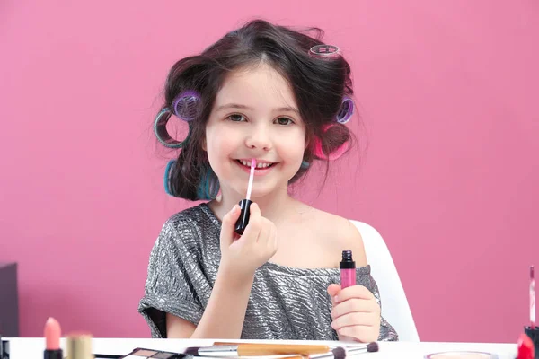 Sevimli küçük kız makyaj kendi kendine yapıyor — Stok fotoğraf