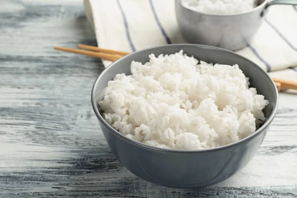 Miska ryżu na drewnianym stole — Zdjęcie stockowe