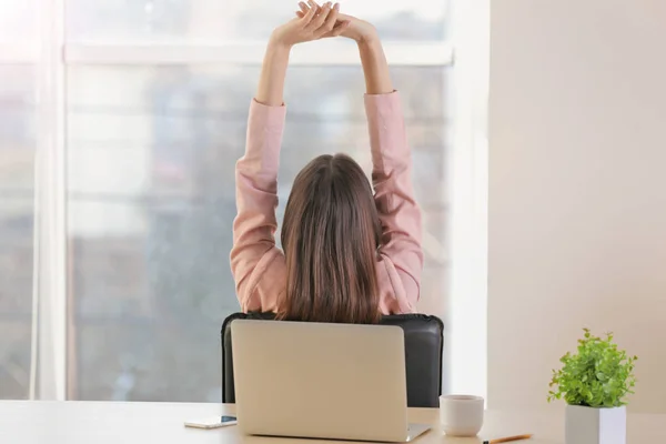 Jonge vrouw met korte rust — Stockfoto