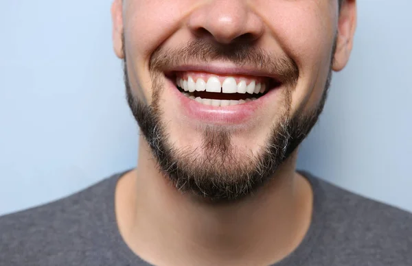 Lachende jonge man — Stockfoto