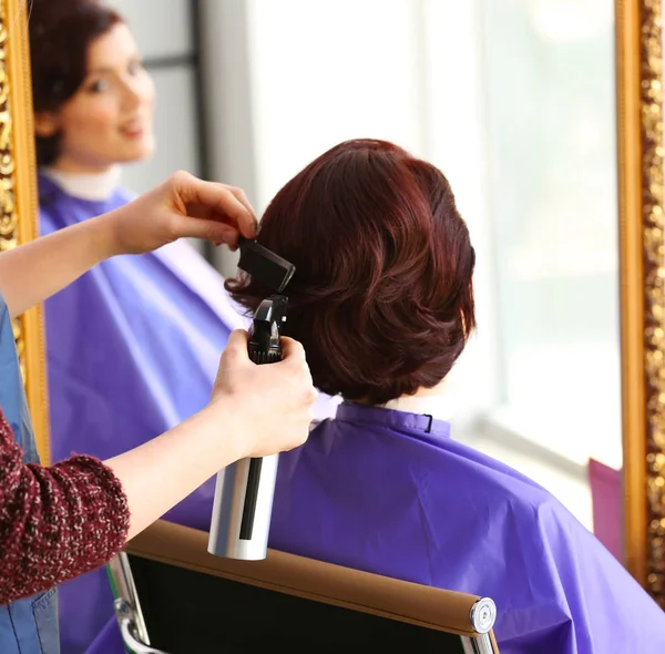 Cabeleireiro fazendo belo corte de cabelo — Fotografia de Stock