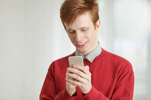 Adolescente com telefone celular em casa — Fotografia de Stock