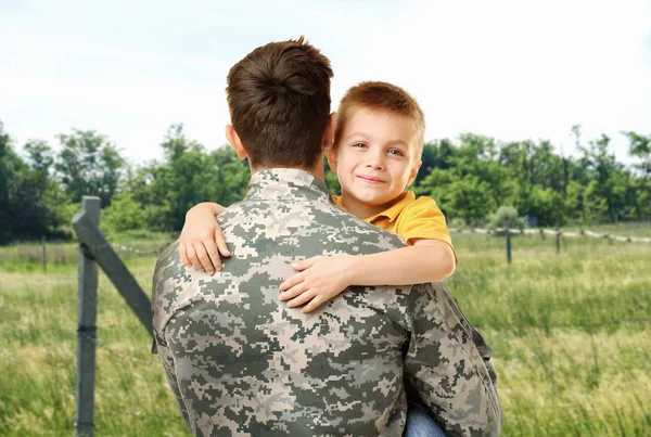 Gelukkig soldaat met zoon, buiten — Stockfoto