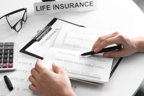 Hands of insurance agent — Stock Photo, Image