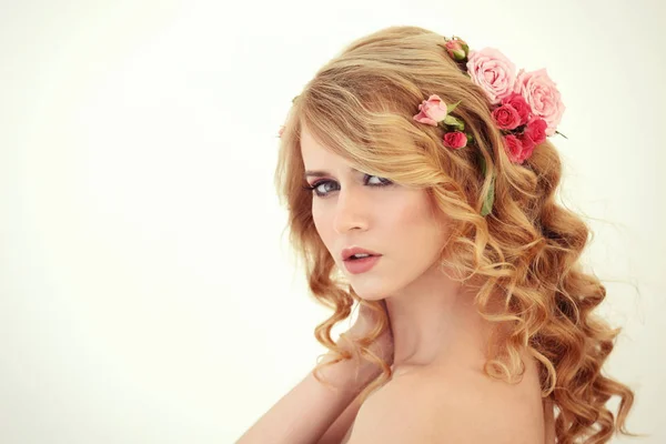 Mujer joven con flores en el pelo —  Fotos de Stock
