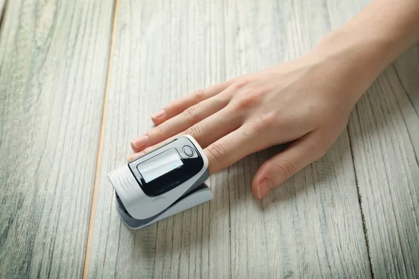 Vrouwelijke hand met hartslagmeter — Stockfoto