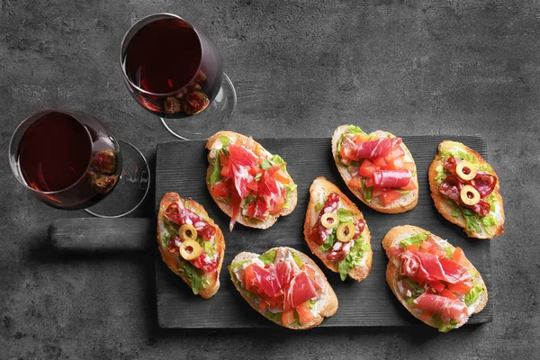 Bruschettas servidas com vinho — Fotografia de Stock