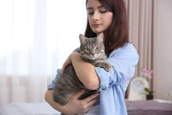 귀여운 고양이 함께 아름 다운 여자 — 스톡 사진