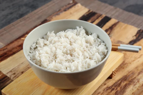 Kom rijst en eetstokjes — Stockfoto