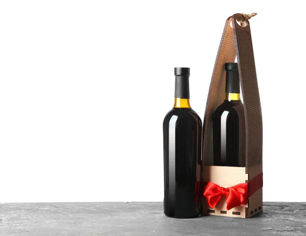 Tabell med vinflaskor och presentbox — Stockfoto