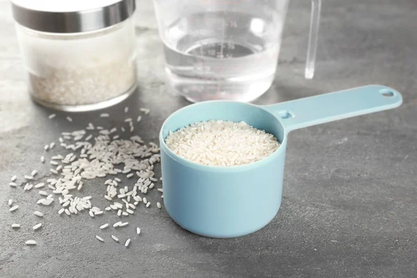 Кухонные принадлежности с рисом — стоковое фото
