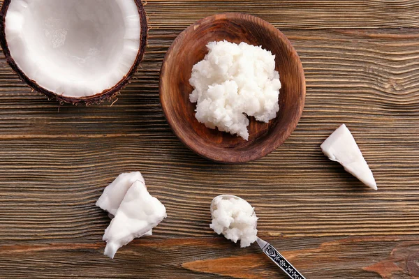 Bowl and spoon with fresh coconut oil — Stock Photo, Image