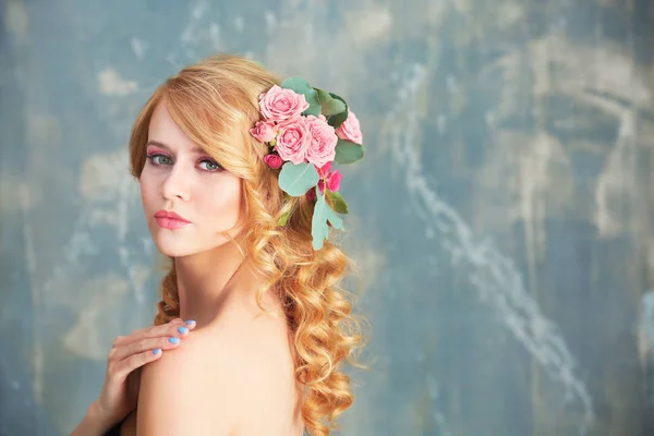 Giovane donna con fiori in capelli — Foto Stock